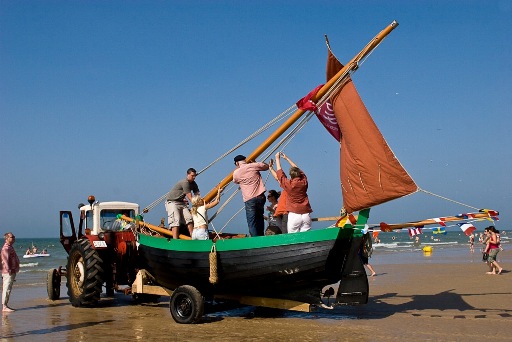 Mise à l'eau d'un flobart à voiles - F. BERTOUT